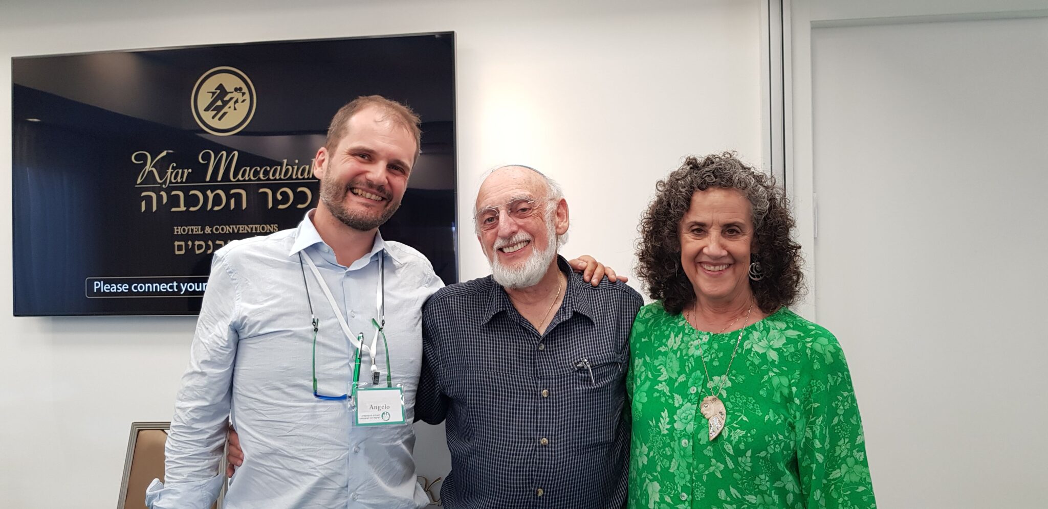 Angelo Mussoni con John e Julie Gottman, sorridenti, a un training nel luglio 2019